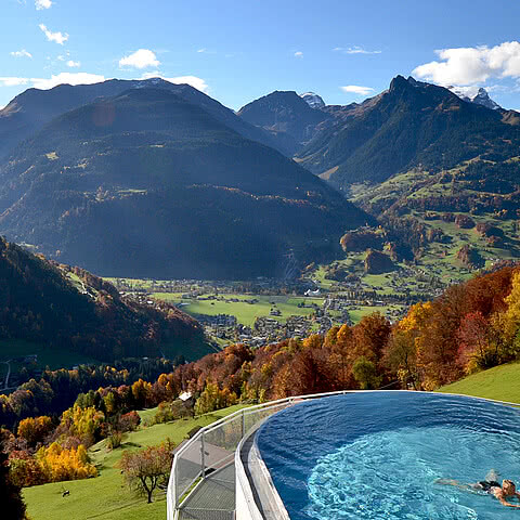 Skypool im herbstlichen Montafon