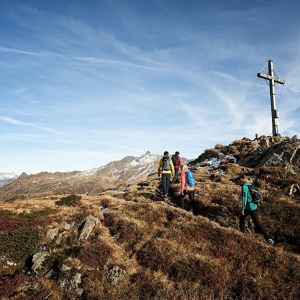 Wanderer am Muttjoechle im Urlaub im Montafon