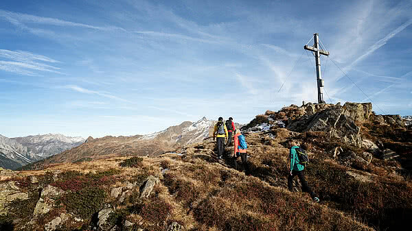 Wanderer am Muttjoechle im Urlaub im Montafon